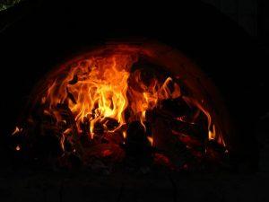 Feuer im Pizzaofen der Pfadfinder